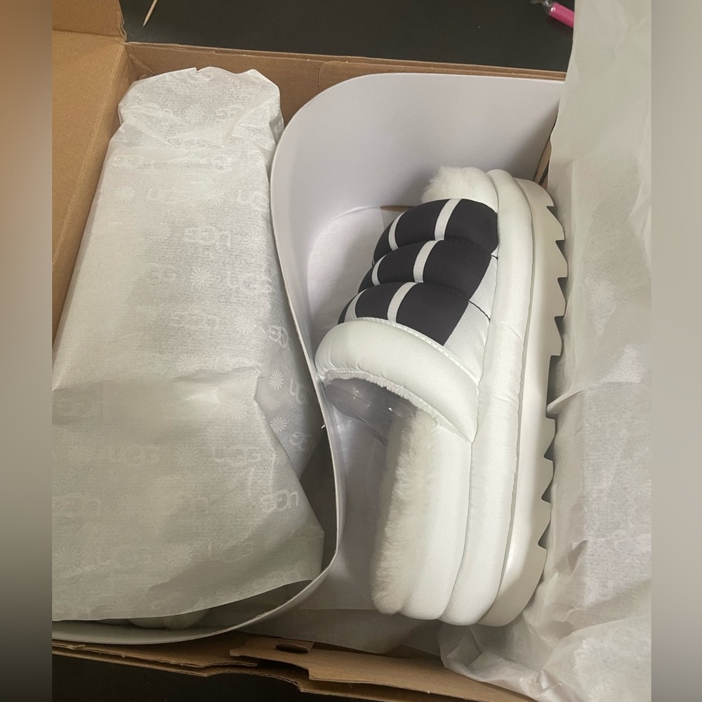 Women's UGG slippers size 7 W/1127067
W MAXI SLIDE LOGO